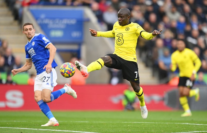 LEICESTER, ENGLAND - NOVEMBER 20: Ngolo Kante of Chelsea runs with the ball during the Premier League match between Leicester City and Chelsea at The King Power Stadium on November 20, 2021 in Leicester, England. (Photo by Michael Regan/Getty Images)