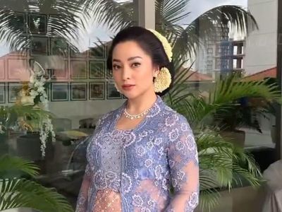 7 Gaya Nikita Willy Hadiri Pernikahan Adik, Perut yang Membesar Curi Atensi