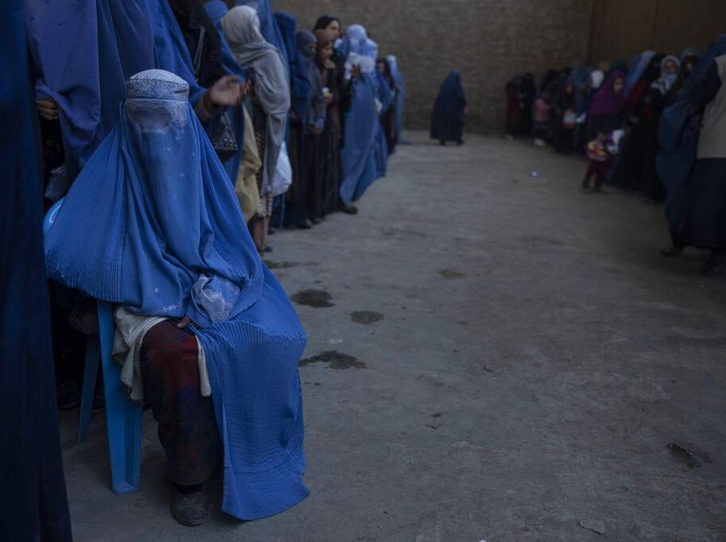 Taliban Perintahkan Wanita Tutup Aurat, Kepala BIN Kazakhstan Ditangkap