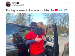 Viral Ole Gunnar Solskjaer Peluk Fans MU Usai Dipecat