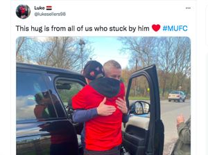Viral Ole Gunnar Solskjaer Peluk Fans MU Usai Dipecat Viral Ole Gunnar Solskjaer Peluk Fans MU Usai Dipecat