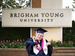 5 Sarjana Tertua di Dunia, Bukti Kamu Tak Pernah Terlalu Tua buat Belajar 5 Sarjana Tertua di Dunia, Bukti Kamu Tak Pernah Terlalu Tua buat Belajar