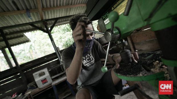 Imam dan teman-temannya merupakan pengrajin akar bahar di bengkel Sapu Reget, Natuna.