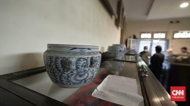 Sebagian besar koleksi dari Museum Sri Serindit adalah keramik yang telah mencapai usia ratusan tahun yang berasal dari China, Jepang, kawasan Asia Tenggara, benua Eropa dan pulau Jawa. Ada juga artefak peninggalan kerajaan China, di antaranya diidentifikasi dari era Dinasti Tang, Chung, Yuang, Ming dan Qing.