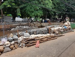 detikcom Do Your Magic: Progres Perbaikan Tanggul Jebol di Kawasan Hek Jakarta Timur