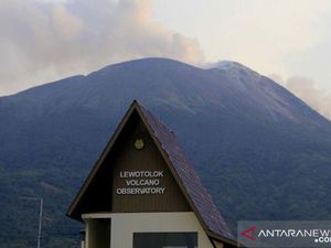 Gunung Ili Lewotolok Erupsi 123 Kali, Tinggi Kolom Abu 700 Meter Gunung Ili Lewotolok Erupsi 123 Kali, Tinggi Kolom Abu 700 Meter