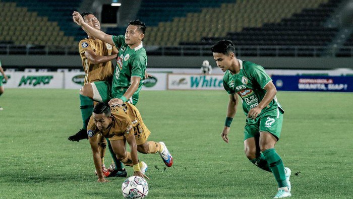 Matchday ke-13 BRI Liga 1 2021 mempertemukan PSS vs Bhayangkara. Pertandingan berlangsung di Stadion Manahan Solo, Senin (22/11/2021) malam WIB.
