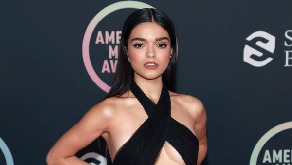 Rachel Zegler Sang Maria dan Snow White Anggun di AMA 2021