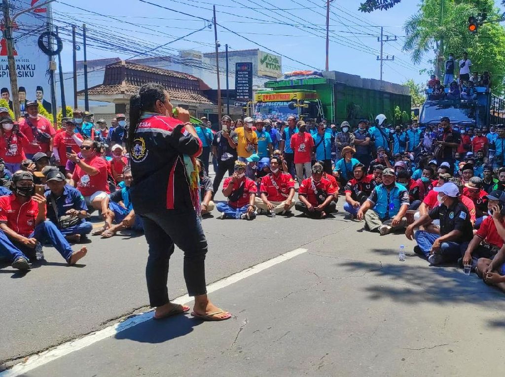 Ratusan Sopir Truk di Banyuwangi Demo Tolak Kebijakan Penertiban Odol Ratusan Sopir Truk di Banyuwangi Demo Tolak Kebijakan Penertiban Odol