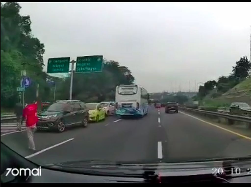 Parah Banget! Rombongan Mobil Lawan Arah di Tol Gegara Pintu Keluar Terlewat
