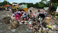 Sang Pengais Sampah Berjibaku dengan Bau dan Terik Matahari