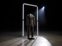 Pertama di Dunia, Setelan Jas Unik Ini Terbuat Dari Kumis Para Pria