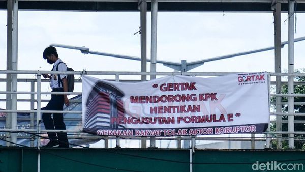 Spanduk Stop Kasus Formula E Mejeng di Tanah Abang