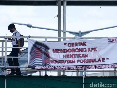 Spanduk Stop Kasus Formula E Mejeng di Tanah Abang