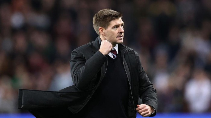 BIRMINGHAM, ENGLAND - NOVEMBER 20: Steven Gerrard manager of Aston Villa talks to his team during the Premier League match between Aston Villa  and  Brighton & Hove Albion at Villa Park on November 20, 2021 in Birmingham, England. (Photo by Catherine Ivill/Getty Images)
