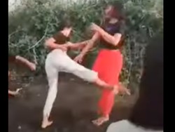 Viral 2 Wanita Berkelahi di Pantai Penarukan Bali karena Rebutan Pria