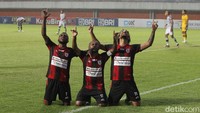 GOL! Persipura mencetak gol ketika laga baru berjalan sembilan menit. Bek Persikabo, Roni Beroperay, melakukan gol bunuh diri setelah salah mengantisipasi crossing Takuya Matsunaga dari sisi kiri.