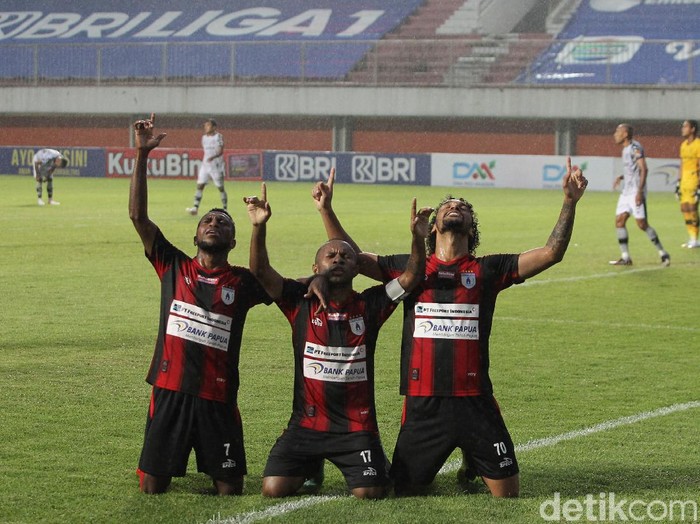 Persipura Jayapura meraih poin sempurna kala bersua Tira Persikabo dalam lanjutan BRI Liga 1. Tim Mutiara Hitam menang tipis 2-1.
