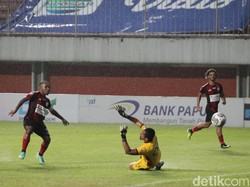 2-0! Persipura menggandakan keunggulan di menit ke-36. Yohanes Pahabol memamerkan aksi individu menggiring bola melewati dua pemain lawan, sebelum menendang bola masuk ke gawang Persikabo.