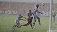 2-1! Persikabo memperkecil kedudukan dua menit berselang. Bola sepakan Dimas Drajad bisa ditepis Fitrul Rustapa, tapi bola muntah langsung disambar Ciro Alves menjadi gol.
