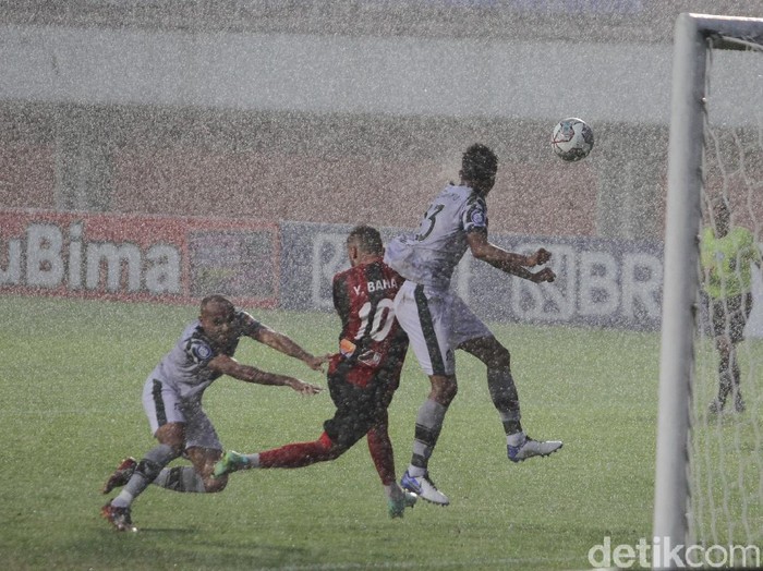 Persipura Jayapura meraih poin sempurna kala bersua Tira Persikabo dalam lanjutan BRI Liga 1. Tim Mutiara Hitam menang tipis 2-1.