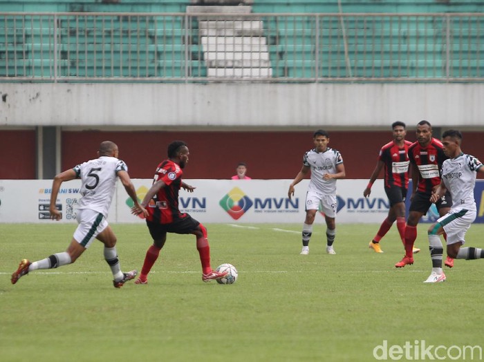 Persipura Jayapura meraih poin sempurna kala bersua Tira Persikabo dalam lanjutan BRI Liga 1. Tim Mutiara Hitam menang tipis 2-1.