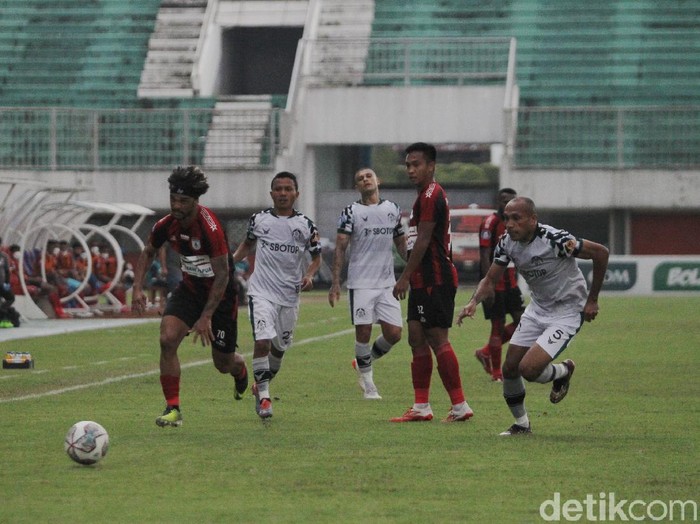 Persipura Jayapura meraih poin sempurna kala bersua Tira Persikabo dalam lanjutan BRI Liga 1. Tim Mutiara Hitam menang tipis 2-1.