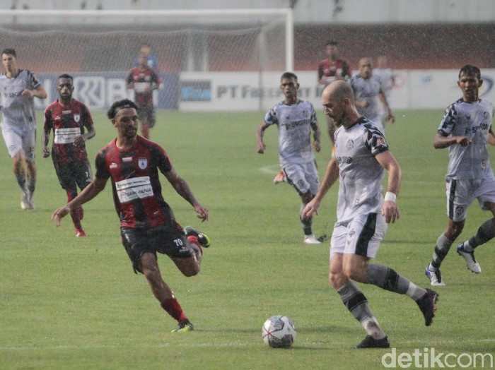 Persipura Jayapura meraih poin sempurna kala bersua Tira Persikabo dalam lanjutan BRI Liga 1. Tim Mutiara Hitam menang tipis 2-1.