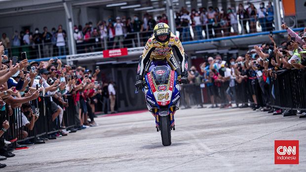 Toprak Razgatlioglu berhasil mengunci gelar juara dunia Superbike World Championship (WSBK) 2021 pada seri terakhir yang digelar di Indonesia. Pebalap asal Turki itu pun mengukir sejarah di Sirkuit Mandalika. (CNN Indonesia/ Adi Ibrahim)