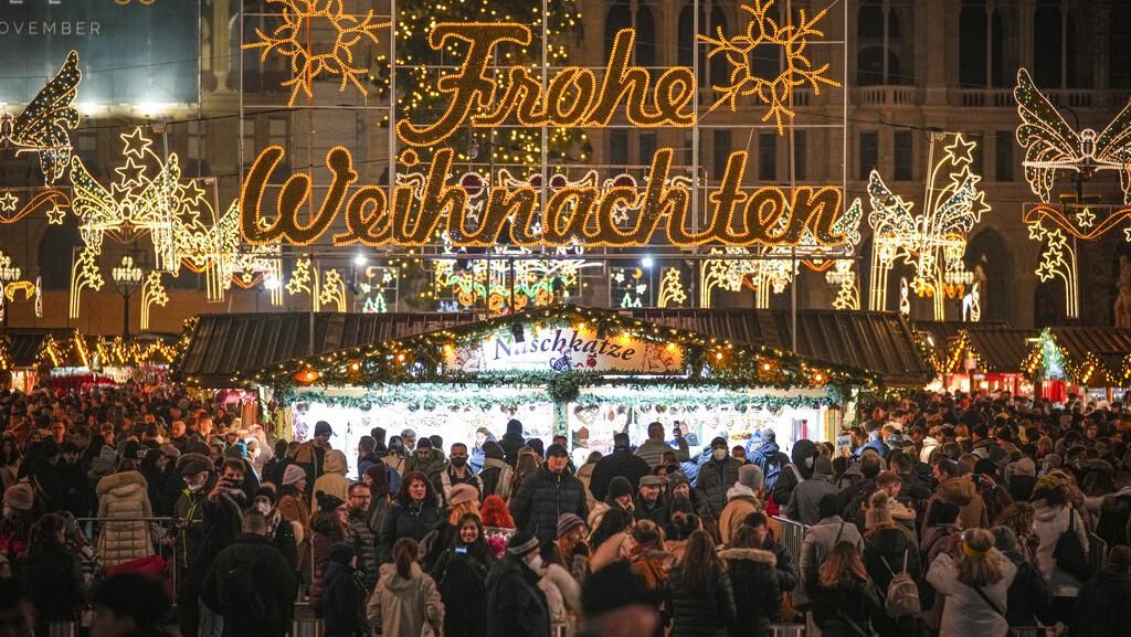 Warga Austria Padati Pasar Natal Jelang Lockdown Total