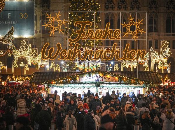 Warga Austria Padati Pasar Natal Jelang Lockdown Total