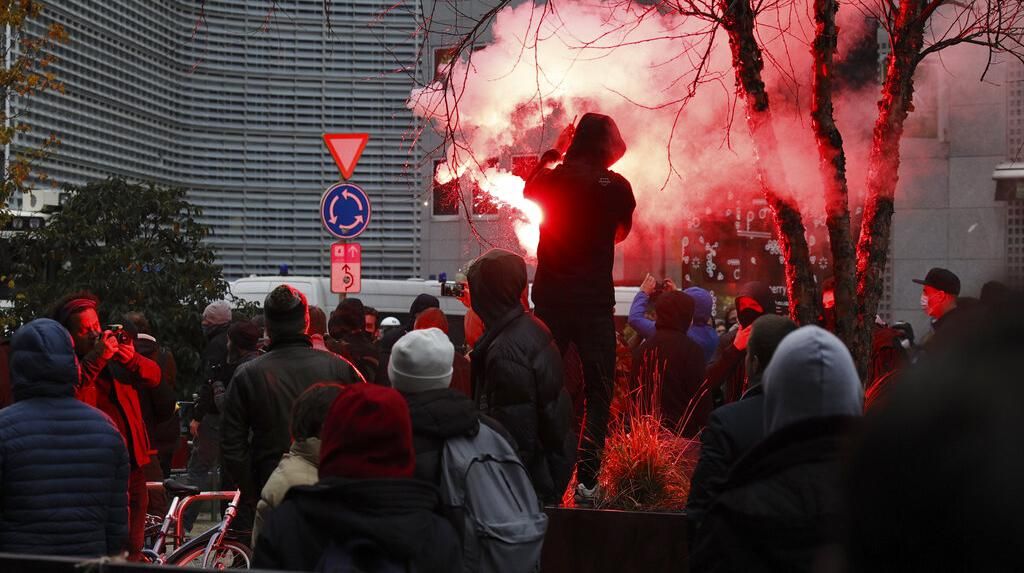 Aksi Warga Belgia Protes Pembatasan COVID hingga Bentrok dengan Polisi