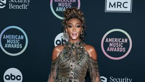 7 Artis Berbusana Terburuk di American Music Awards 2021, Ada Favoritmu?