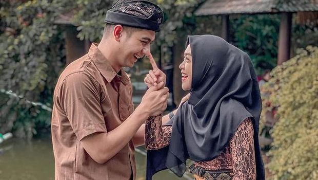 7 Foto Mesra Ria Ricis & Teuku Ryan Pengantin Baru Honeymoon di Bali Ria Ricis dan Teuku Ryan sedang menikmati bulan madu mereka di Bali. Yuk kita intip potret mesranya!