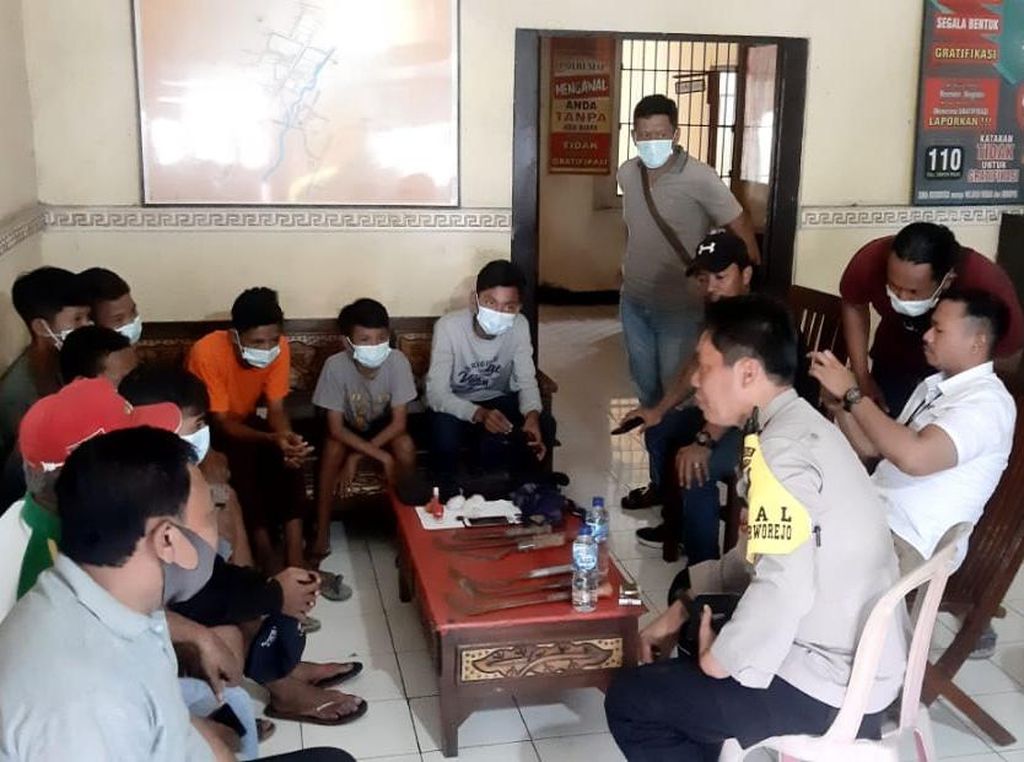 7 Remaja Sok Jago Bikin Konten Tawuran Bawa Celurit Berujung Nangis di Depan Polisi 7 Remaja Sok Jago Bikin Konten Tawuran Bawa Celurit Berujung Nangis di Depan Polisi