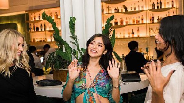 7 Gaya Seksi Jessica Iskandar Pamer Baby Bump di After-party Pernikahan