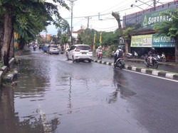 Parit Meluap, Jalan Dr Mansyur Medan Tergenang Banjir