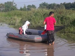 2 Desa di Kabupaten Pasuruan Banjir, Anak Sekolah Pakai Perahu Karet
