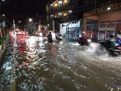 Hujan Deras 2 Jam di Surabaya, Air Genangi Gang dan Rumah-rumah Warga