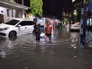 Kata Warga soal Beda Gaya Risma dan Eri Cahyadi Saat Genangan Rendam Surabaya