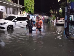 Kata Warga soal Beda Gaya Risma dan Eri Cahyadi Saat Genangan Rendam Surabaya