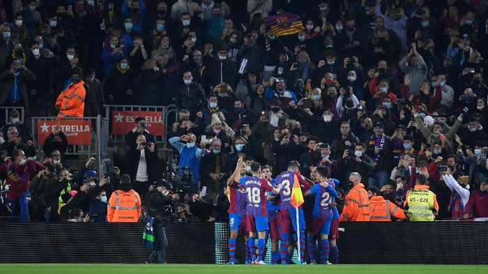 BARCELONA, SPAIN - NOVEMBER 20: FC Barcelona players and fans celebrate their teams first goal, a penalty scored by Memphis Depay of FC Barcelona (obscured) during the La Liga Santander match between FC Barcelona and RCD Espanyol at Camp Nou on November 20, 2021 in Barcelona, Spain. (Photo by Alex Caparros/Getty Images)