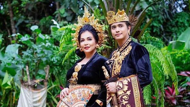 Jennifer Jill dan sang suami Ajun Perwira memiliki perbedaan usia yang cukup terpaut jauh yaitu, 17 tahun. Yuk intip kemesraan mereka!