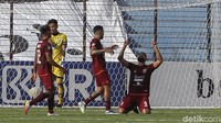 Sementara gol kedua lahir di menit 74 lewat Terens Puhiri.