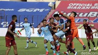Persela berupaya mengejar ketinggalan, namun sejumlah peluang mereka mampu dimentahkan barisan pertahanan Borneo.