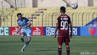 Sebuah peluang Persela dari tendangan bebas gagal berbuah gol.