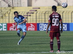 Sebuah peluang Persela dari tendangan bebas gagal berbuah gol.