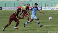 Matchday ke-13 BRI Liga 1 2021 mempertemukan Persela vs Borneo. Pertandingan digelar di Stadion Sultan Agung, Yogyakarta, Selasa (23/11/2021) sore WIB.