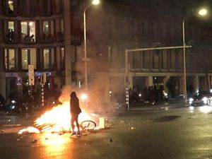 Parah! Satu SD Dibakar dalam Kerusuhan Anti-Lockdown di Belanda Parah! Satu SD Dibakar dalam Kerusuhan Anti-Lockdown di Belanda