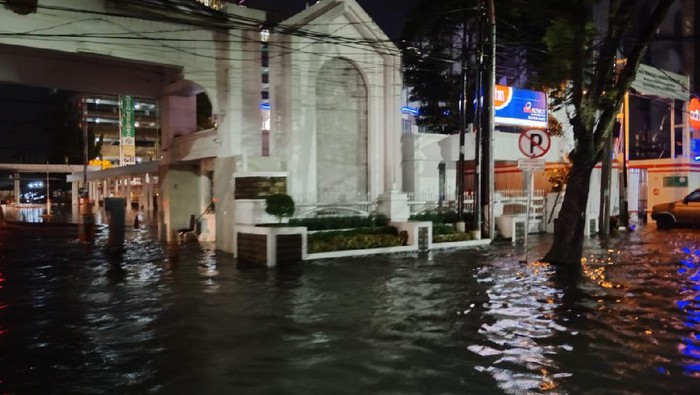 Banji di depan kantor Gubsu hingga masuk ke halaman kantor. (Arfah/detikcom) 